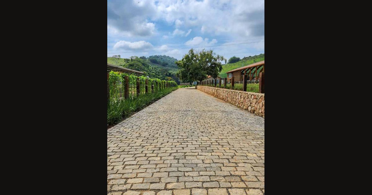 Calçamentos e Estradas — Acessos, entradas de veículo e calçamento em paralelepípedo.