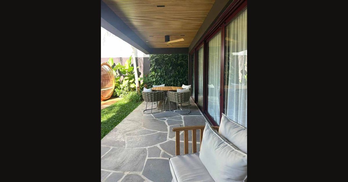 Pisos — Terraços, varandas, bordas de piscina e pisos internos.