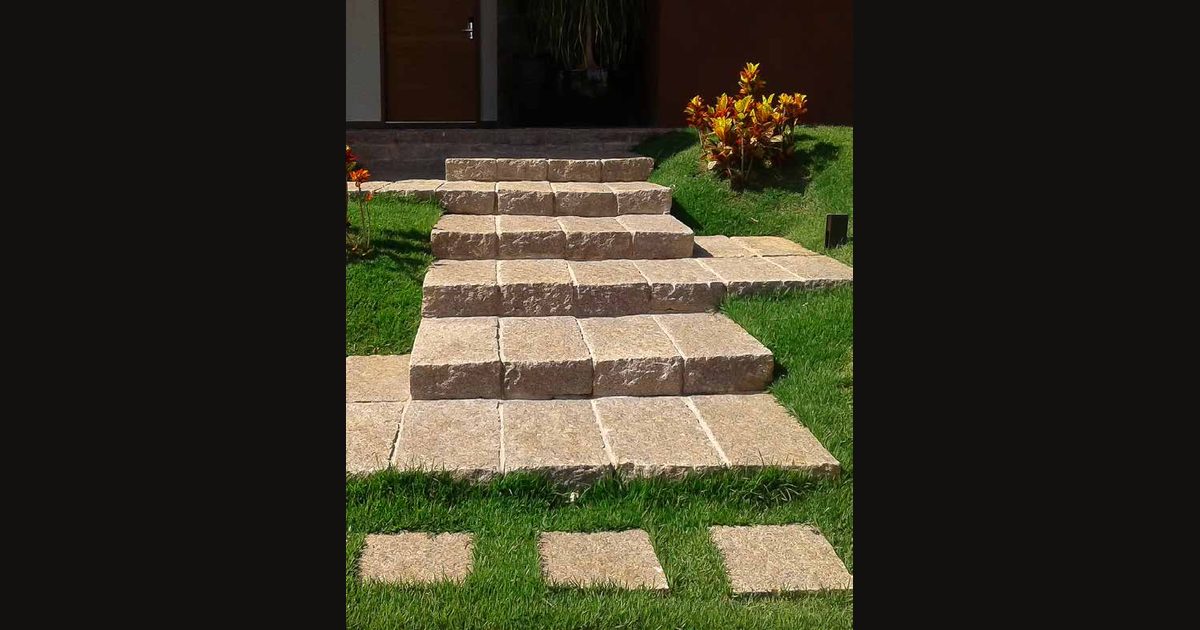Escadas — Degraus e lances externos assentados no terreno.