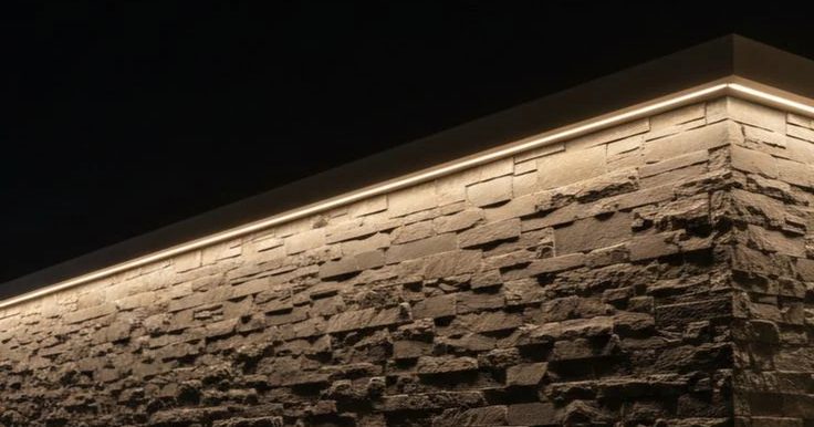 Muro de pedra em luz rasante noturna